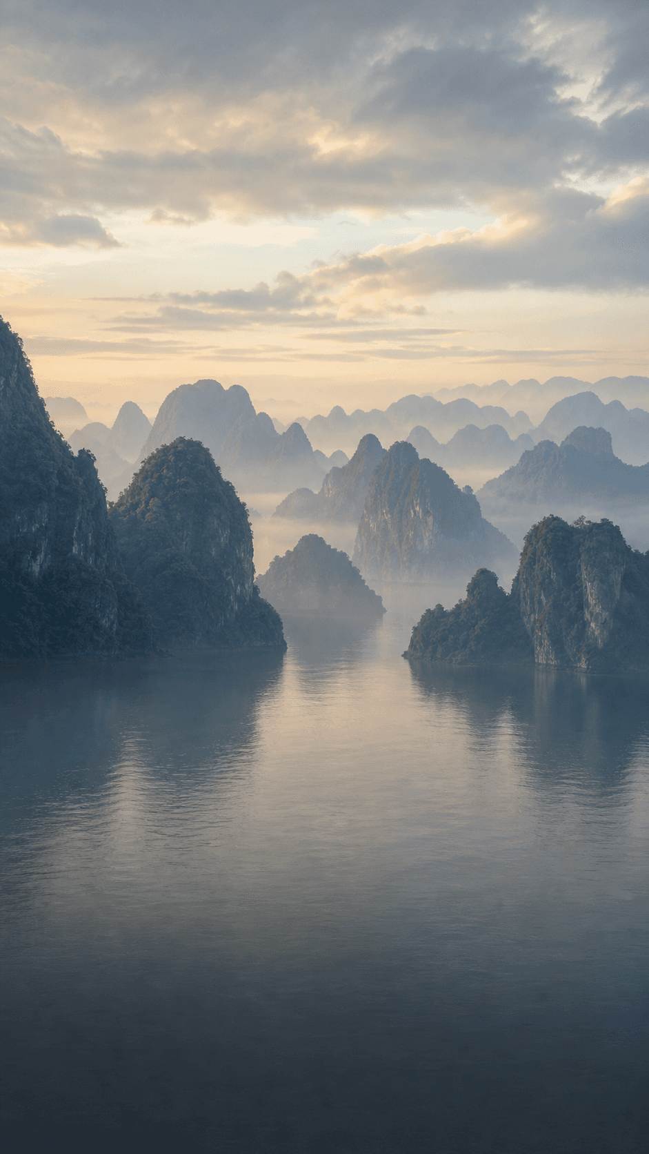 Vịnh Hạ Long trong sương sớm